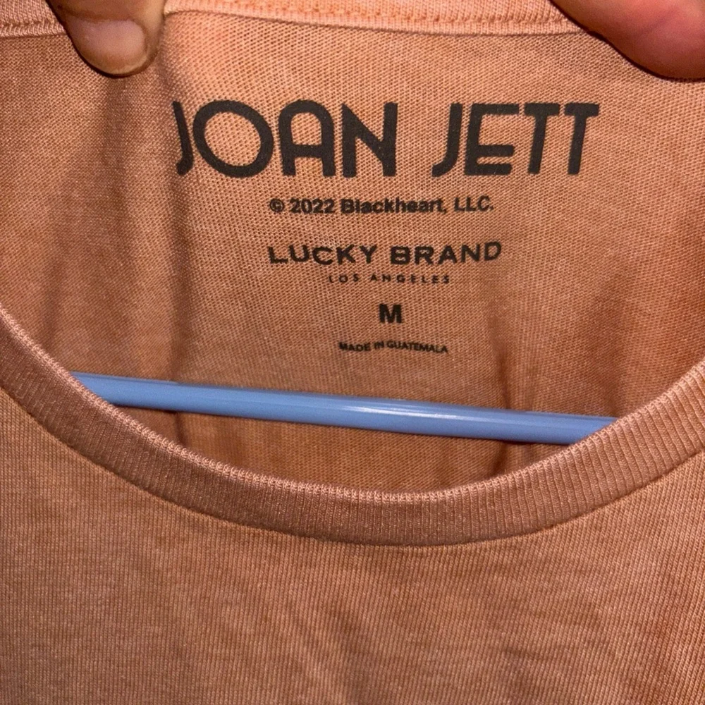 Lucky Brand Joan Jett Cat Graphic Tee in Pale Coral. Size M. 18”ptp. NWT - Picture 2 of 6